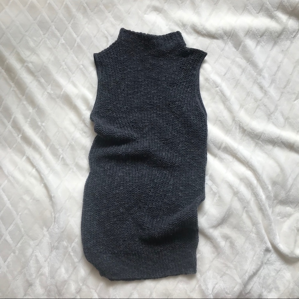BNWT sleeveless turtleneck sweater